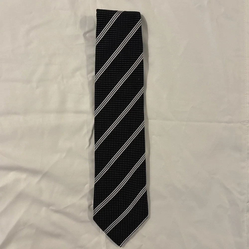 Giorgio Armani Tie Black w/Silver & Grey Stripes Design Modern Luxury ITALY